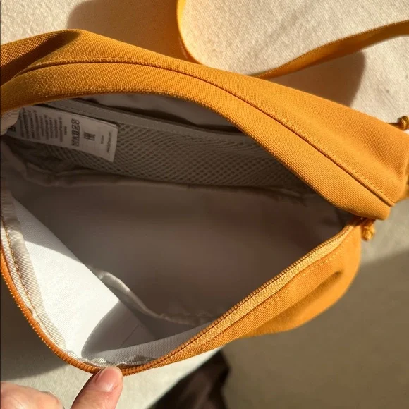 Fjallraven Ulvo Hip Pack Medium Red Gold - Picture 2 of 4